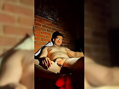 Joven hetero se masturba viendo porno cheerful a la luz de la noche sex videos of asian cheerful