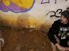 O MACHO CASADO FOI FUMA UMA ERVA NA PRAÇA E DEU TESÃO E ACABOU PEGANDO O MORADOR DE RUA E GANHANDO LEITADA Picayune RABO ( TESAER ) hot sex videos asian gay