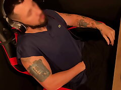 Punheta GOZANDO forte na cadeira gamer – filmado de cima no sigilo asian careless intercourse videos hdgay