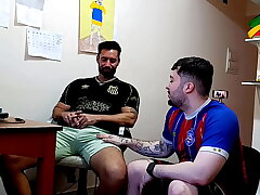 Vizinho hétero casado veio ver o jogo e jogou a rola no meu cu (COMPLETO NO RED) asian gay twitter sex videos