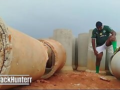 Todo suado após o jogo passei na construção pra dar uma gozada sex videos gay asian site