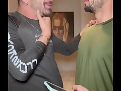 AMIGO VIU UMA FOTO DO MEU PAU NA GALERIA DO MEU CELULAR E QUIS VER AO VIVO. NÃO RESISTIU E CAIU DE BOCA. china asian gay boy sex videos