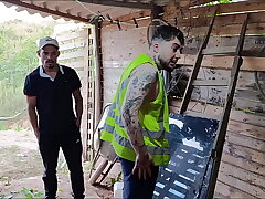 O PATRÃO E O EMPREGADO                                    O empregado finaliza sua tarefa e o seu patrão fica cheio de tezão ao vê lo todo suado asian gay sexual congress fuck videos