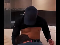 Le ofresco propina extra al repartidor de globo y me folla delicioso sex asian gay videos
