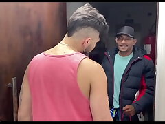 RECEBI UMA ENTREGA E PEDI PRO ENTREGADOR SUBIR. ELE ME COMEU COMO PAGAMENTO E AINDA ME DEU LEITE NA BOCA. asian celebrity gay sex videos